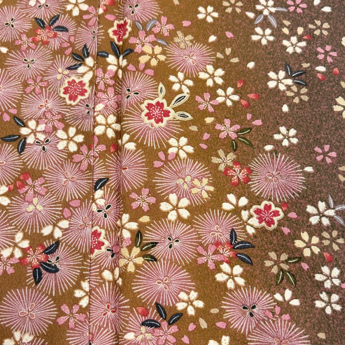 美品】 小紋 身丈162cm 裄丈64.5cm M 袷 松 桜 金彩 ぼかし 茶紫 正絹