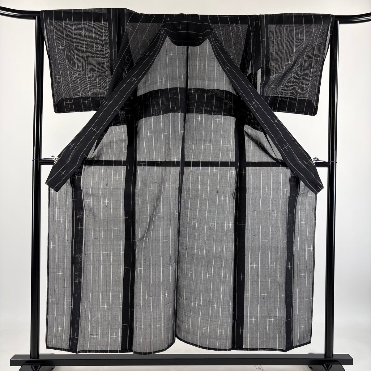 美品】 紬 身丈154.5cm 裄丈64.5cm M 薄物 夏紬 やまと 十字絣 縦縞 黒