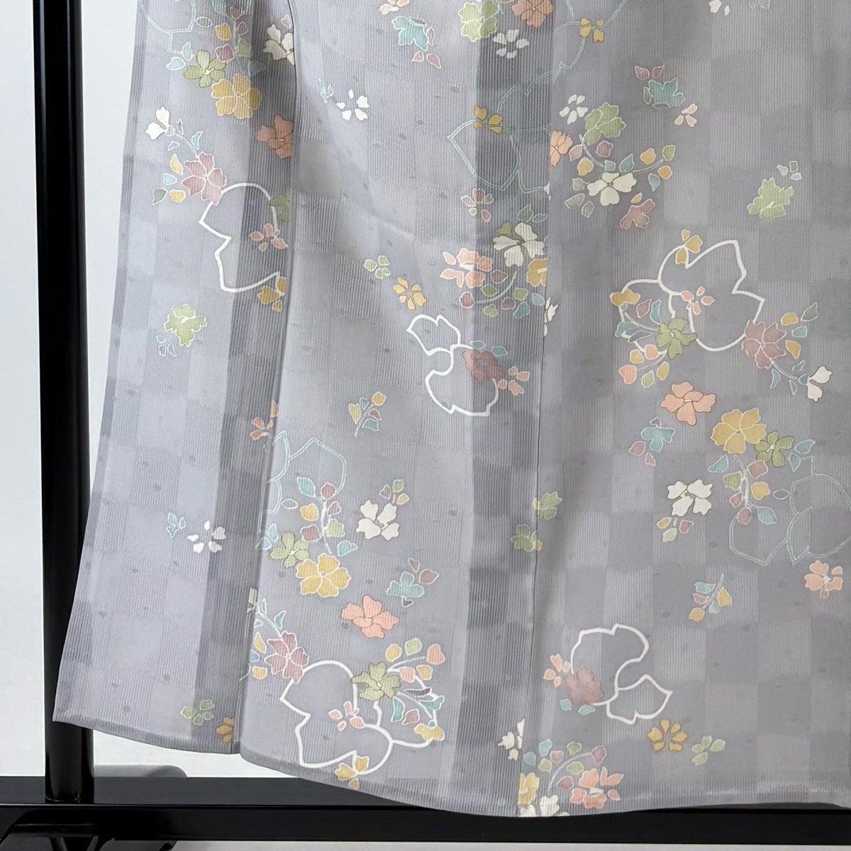 小紋 身丈156cm 裄丈64cm M 薄物 草花 市松 金彩 灰色 正絹 名品｜中古