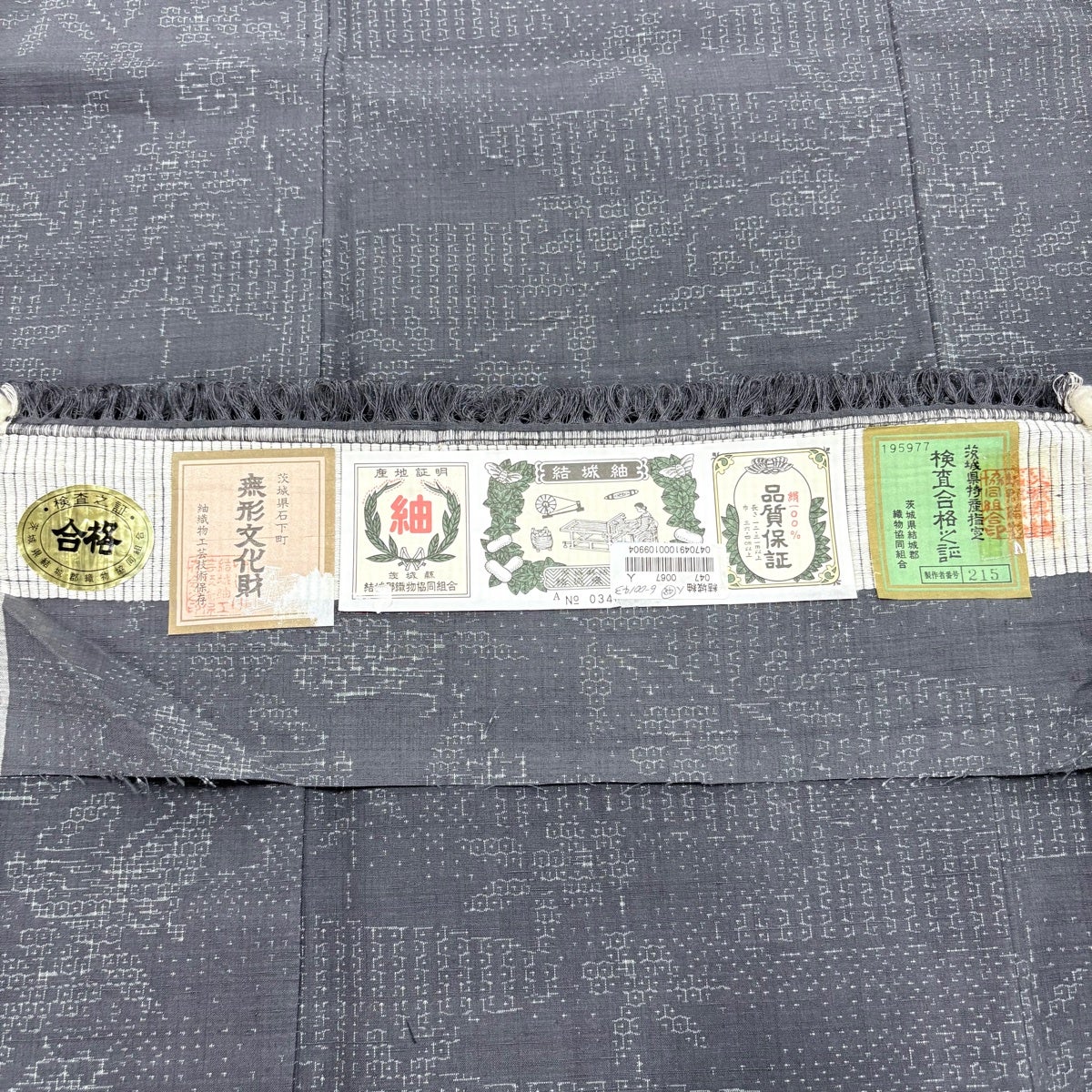 美品】 結城紬 身丈155cm 裄丈63cm S 袷 証紙あり 草花 流水 灰色 正絹