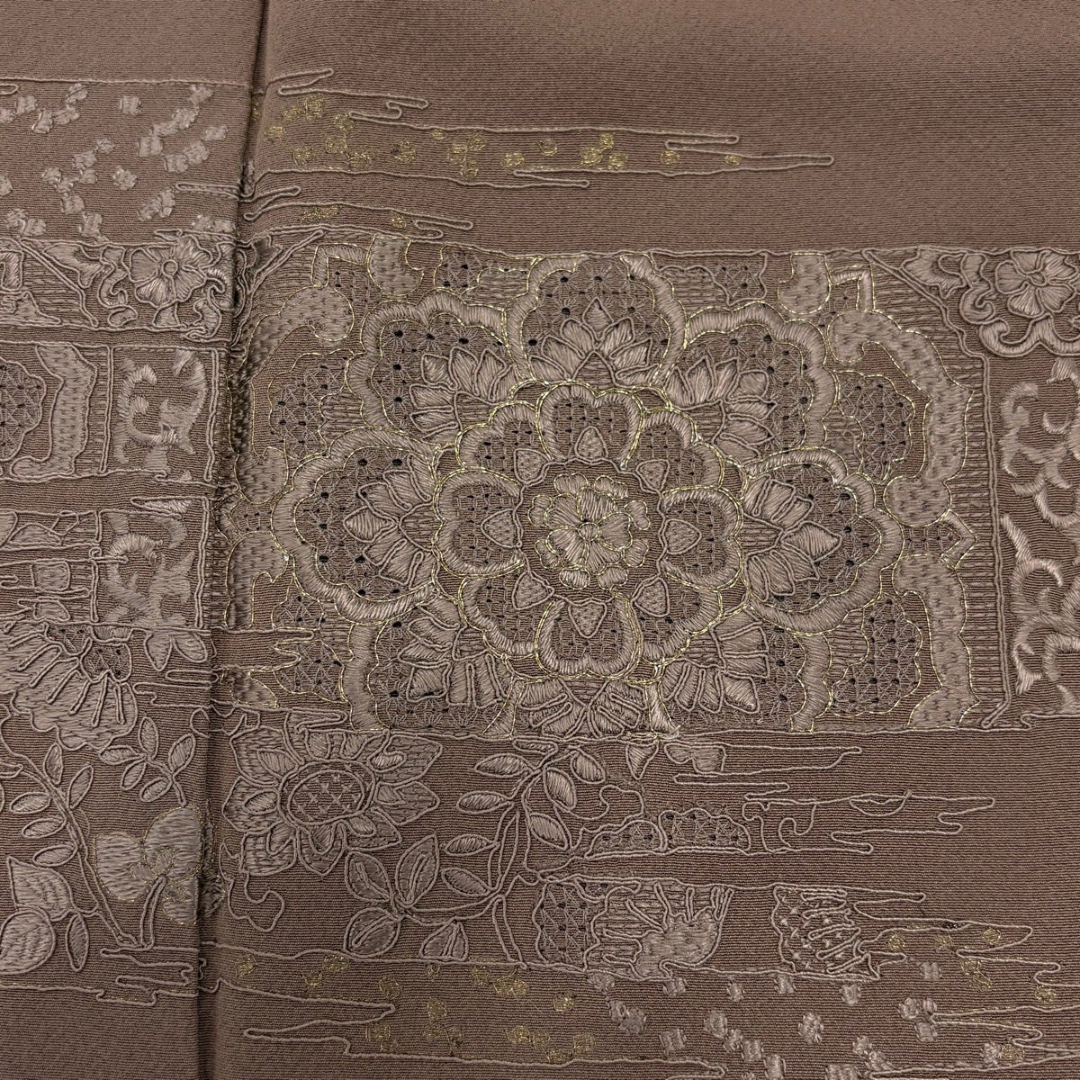 付下げ 身丈159.5cm 裄丈64cm M 袷 華文 霞 刺繍 金糸 小豆色 正絹 秀