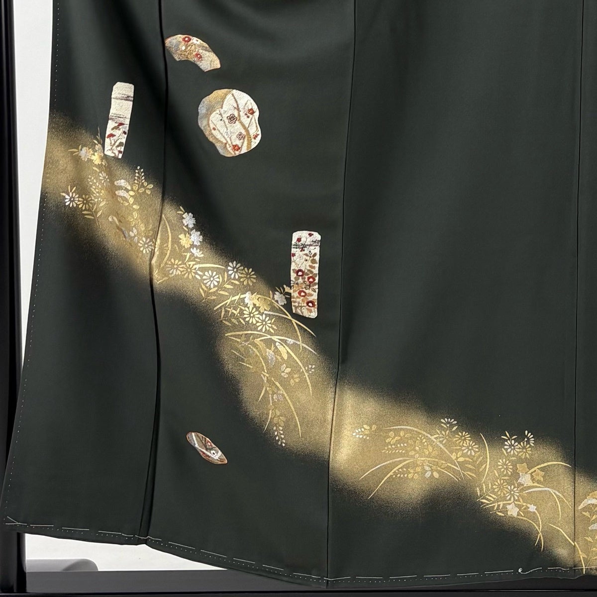 付下げ 身丈155.5cm 裄丈64cm M 袷 枝梅 秋草文 箔 刺繍 深緑 正絹 秀