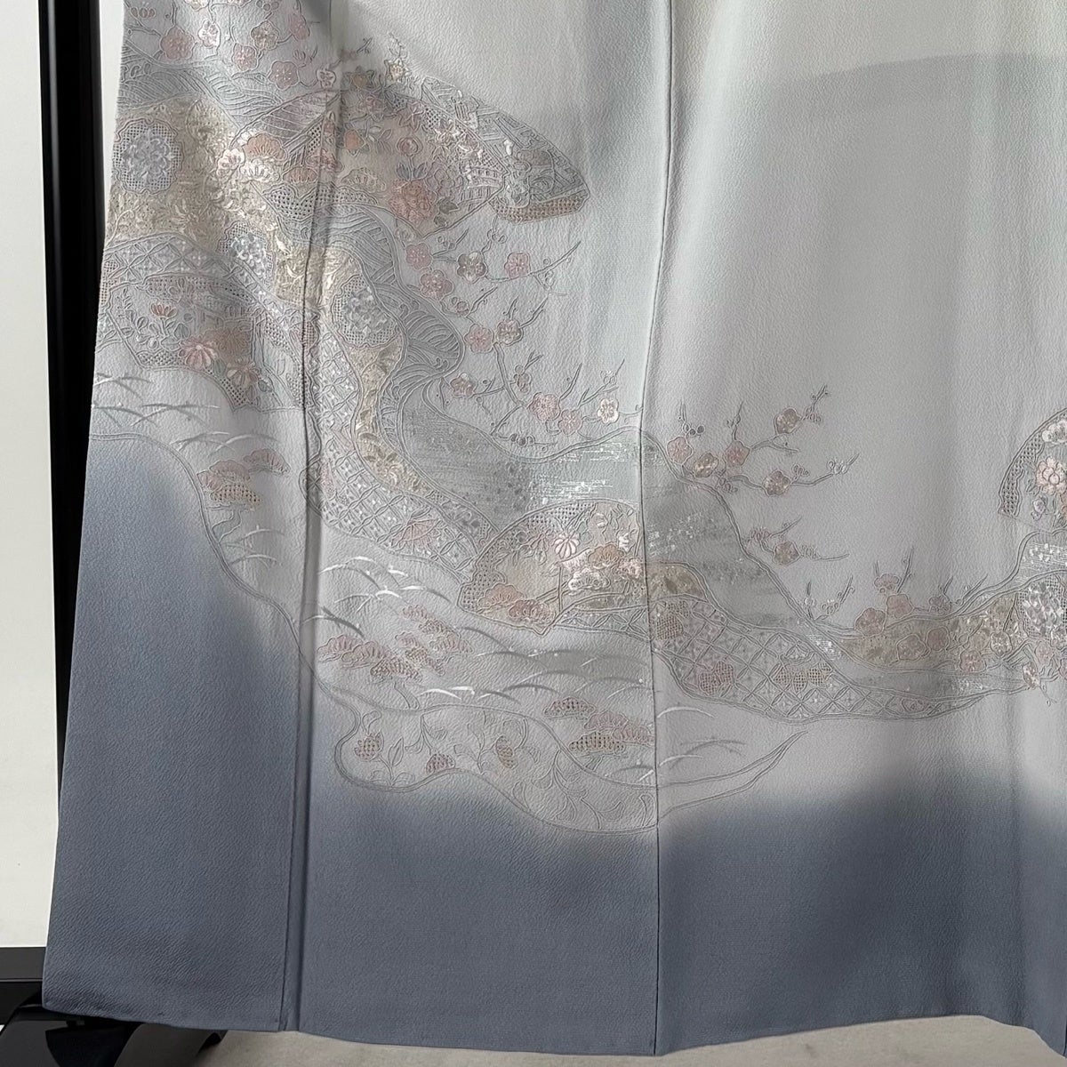 付下げ 身丈161.5cm 裄丈63.5cm S 袷 扇面 霞 刺繍 ぼかし 灰白 正絹