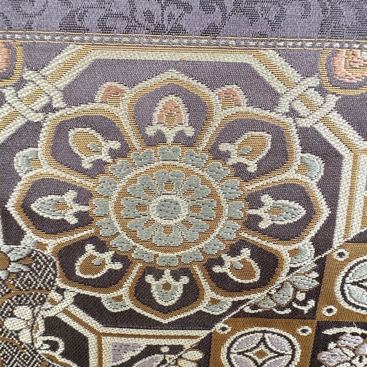 美品】 名古屋帯 秀品 箔屋清兵衛 落款あり 華文 花唐草 箔 灰紫 正絹