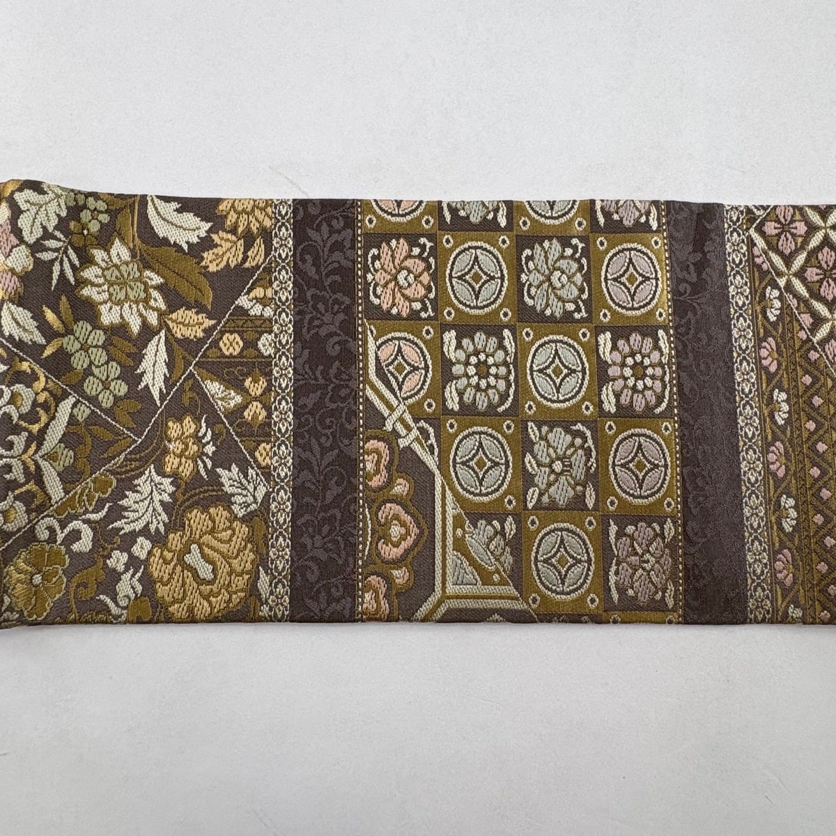 美品】 名古屋帯 秀品 箔屋清兵衛 落款あり 華文 花唐草 箔 灰紫 正絹