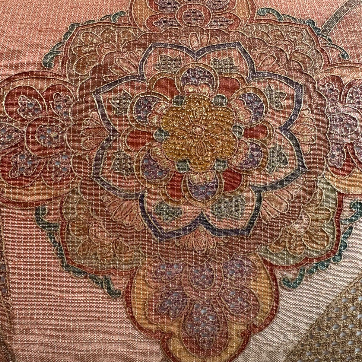 美品】 袋帯 秀品 華文 花唐草 刺繍 金糸 薄オレンジ お太鼓柄 正絹