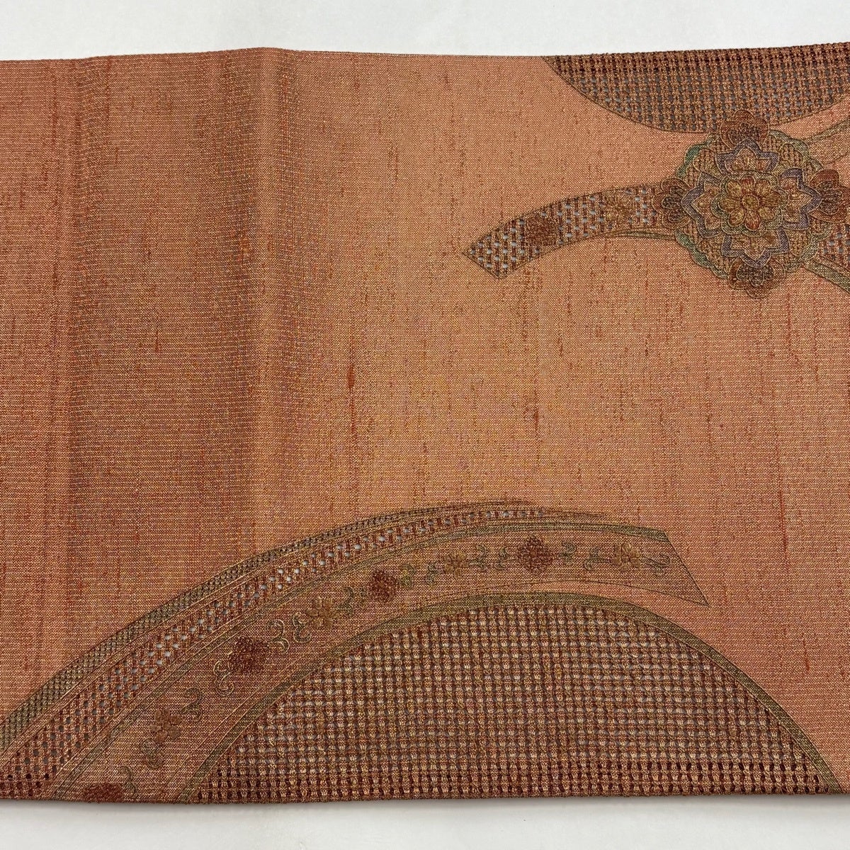 美品】 袋帯 秀品 華文 花唐草 刺繍 金糸 薄オレンジ お太鼓柄 正絹