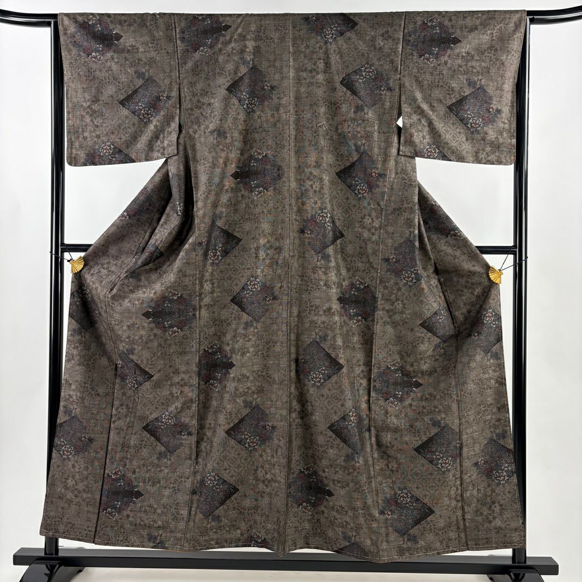 紬 身丈159cm 裄丈65cm M 袷 枝花 焦茶色 正絹 秀品|中古・古着 紬 身丈159cm 裄丈65cm M 袷 枝花 焦茶色 正絹 秀品|中古・古着