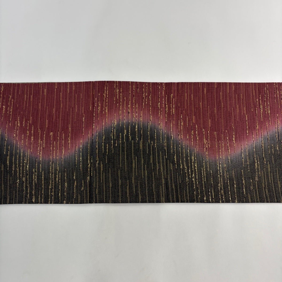 美品】 袋帯 秀品 霞 幾何学模様 金糸 箔 えんじ色 六通 正絹｜中古