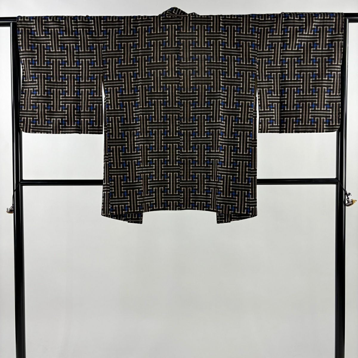 【美品】 羽織 身丈103cm 裄丈66.5cm 正絹 逸品 【中古】 羽織 身丈103cm 裄丈66.5cm M 幾何学模様 銀彩 薄ピンク 正絹 美品
