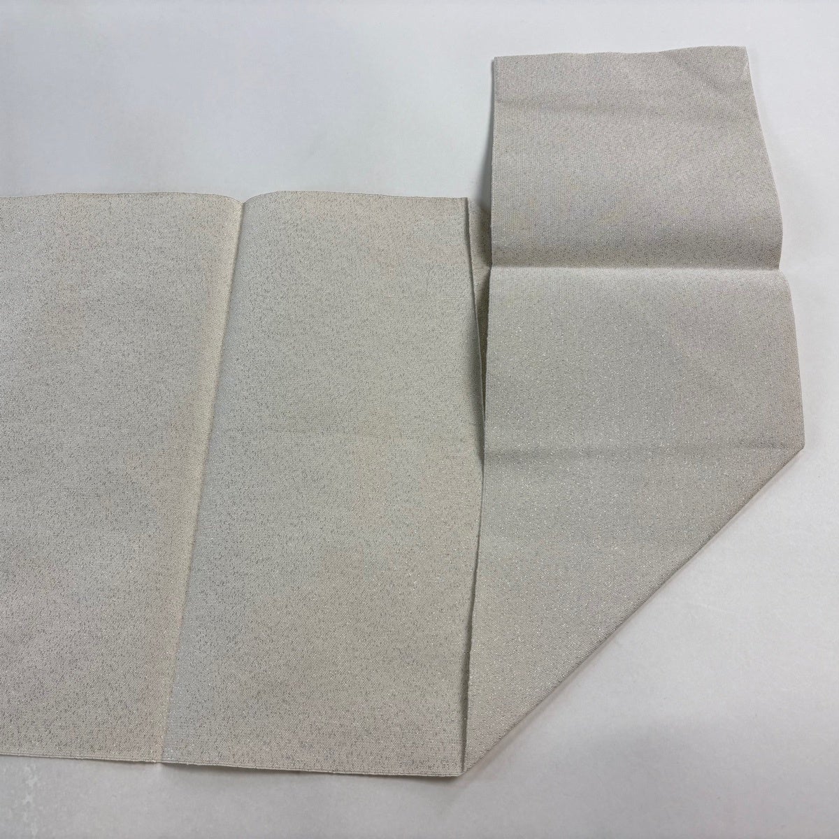 美品】 名古屋帯 秀品 八寸名古屋帯 松葉仕立て 山並み 霞 金銀糸 灰白