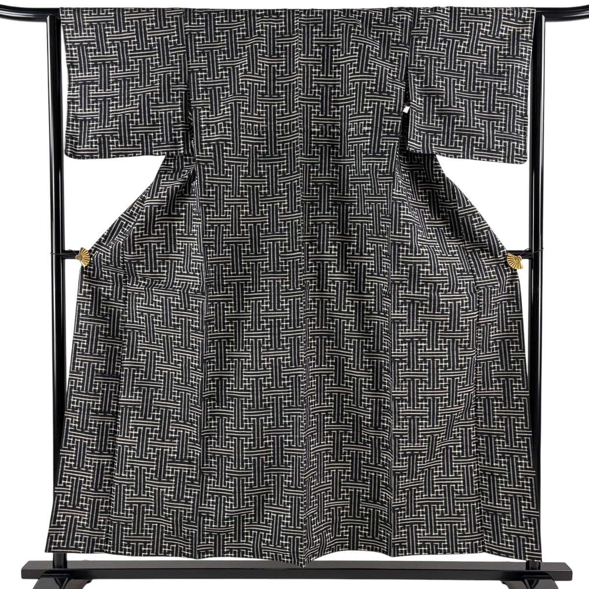 美品】 紬 身丈157.5cm 裄丈63.5cm S 単衣 紗綾形 黒 正絹 逸品｜中古