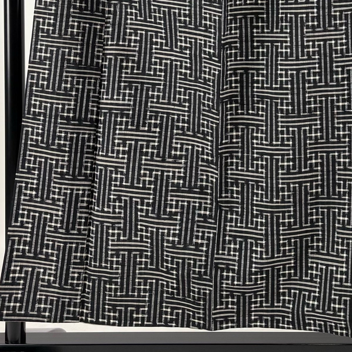 美品】 紬 身丈157.5cm 裄丈63.5cm S 単衣 紗綾形 黒 正絹 逸品｜中古