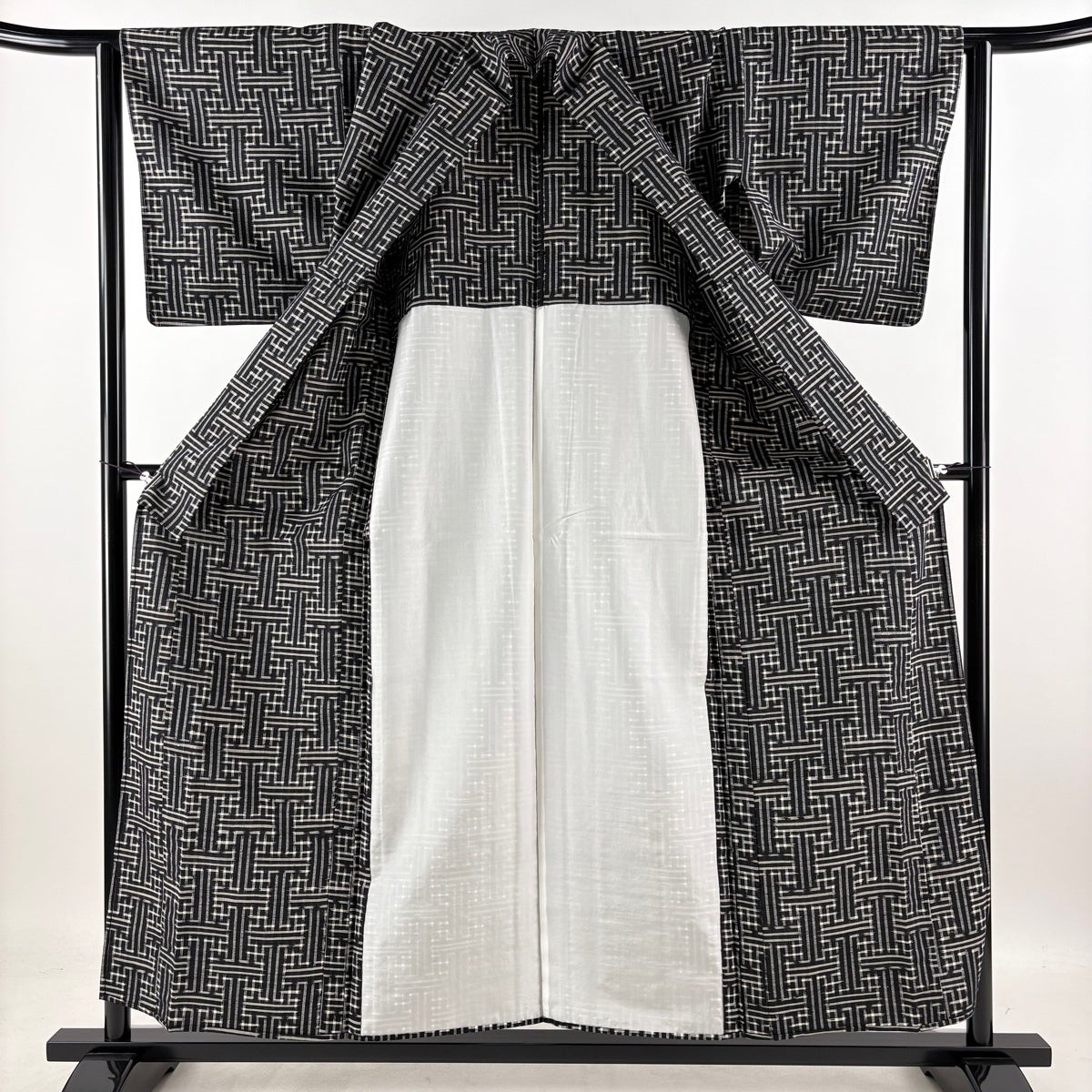 美品】 紬 身丈157.5cm 裄丈63.5cm S 単衣 紗綾形 黒 正絹 逸品｜中古