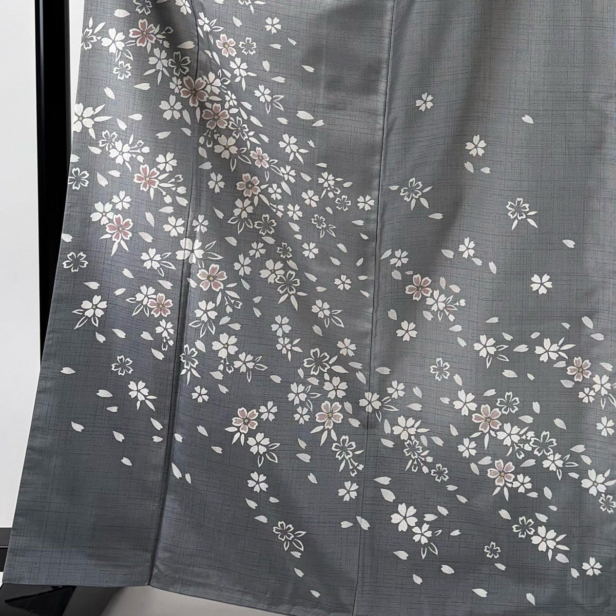 美品】 付下げ 身丈165.5cm 裄丈68cm L 袷 紬地 桜 花びら ぼかし 灰色