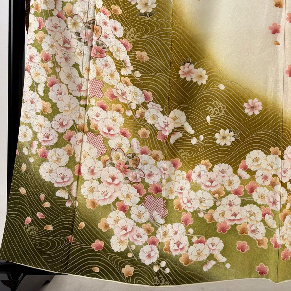 美品】 振袖 身丈161cm 裄丈66cm M 袷 桜 流水 金通し 刺繍 鶯色 正絹