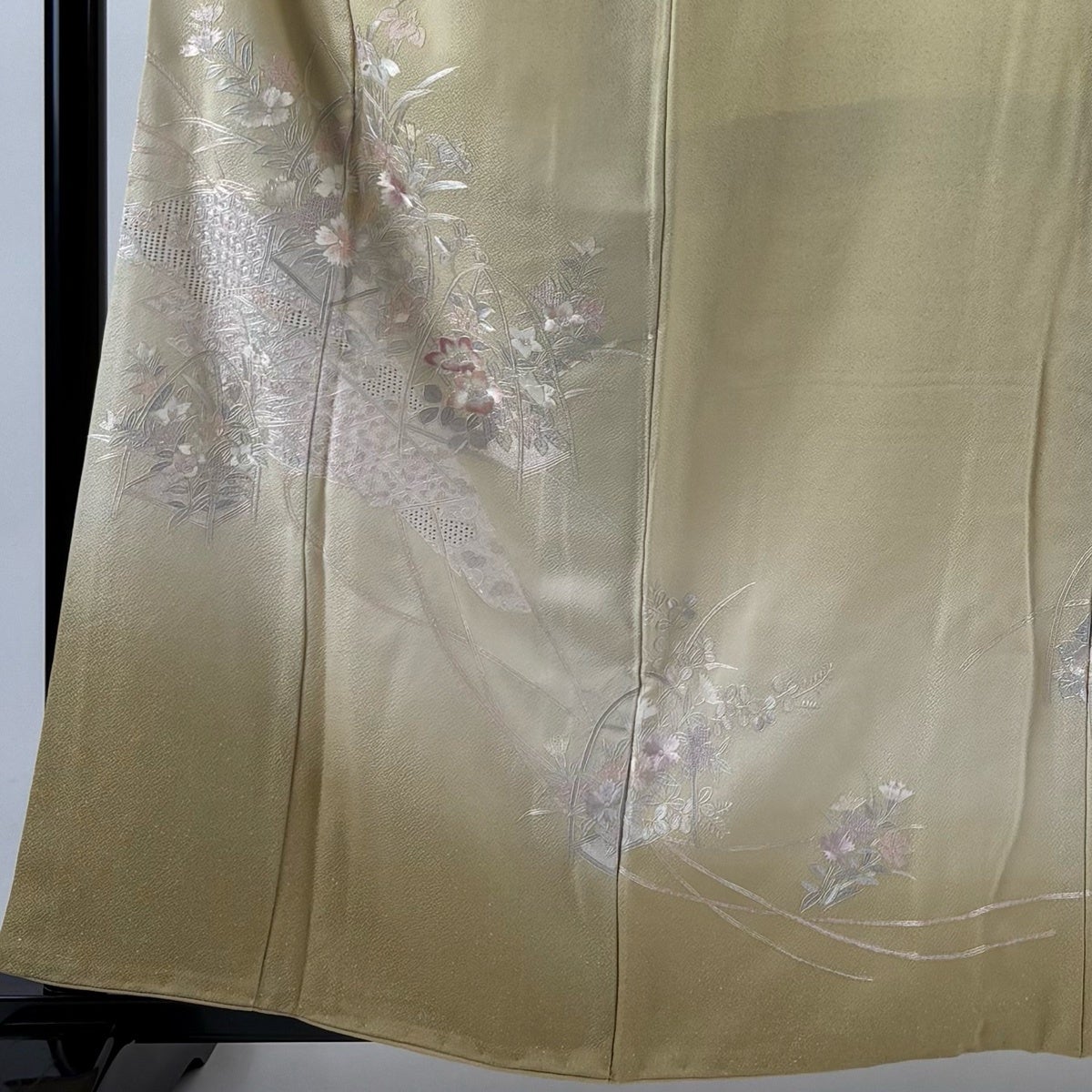 付下げ 身丈160.5cm 裄丈66cm M 袷 草花 花菱 刺繍 ぼかし ベージュ