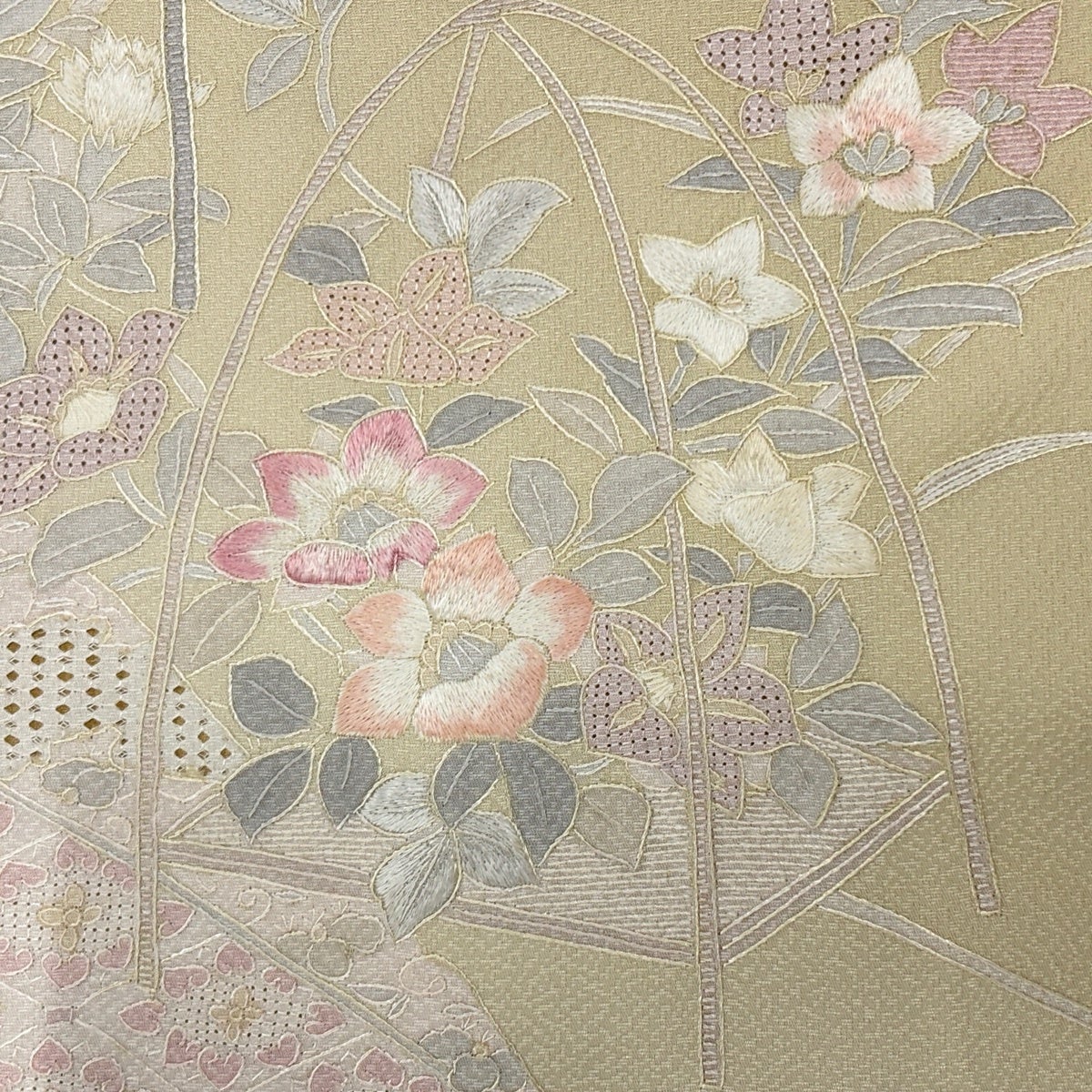 付下げ 身丈160.5cm 裄丈66cm M 袷 草花 花菱 刺繍 ぼかし ベージュ