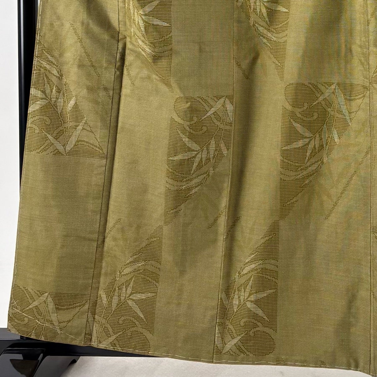 美品】 紬 身丈160cm 裄丈65cm M 袷 鈴乃屋 葉柄 絣柄 鶯色 正絹 秀品