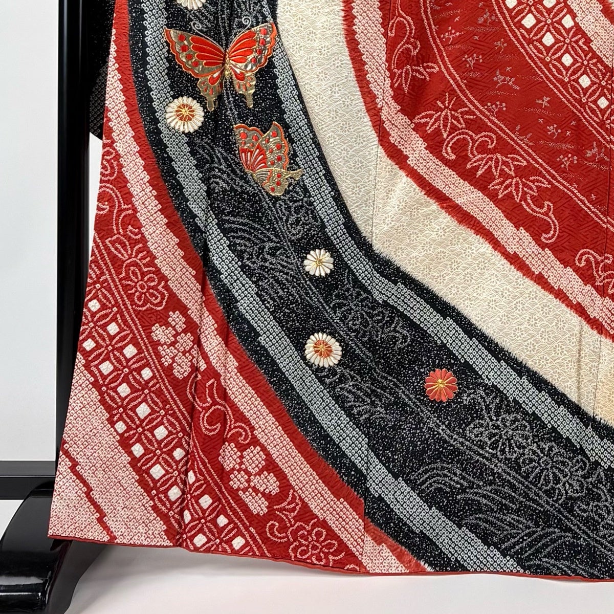 振袖 身丈167cm 裄丈68.5cm L 袷 蝶 菊 金糸 絞り 赤 正絹 秀品｜中古