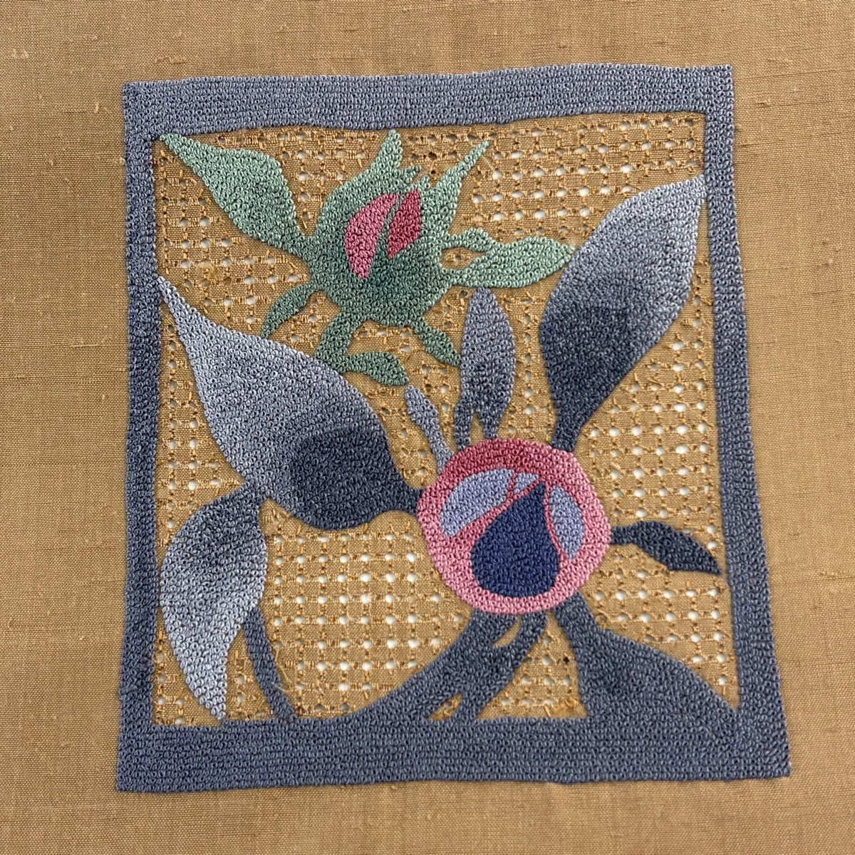 美品】 名古屋帯 秀品 紬地 草花 相良刺繍 汕頭刺繍 薄茶色 正絹｜中古