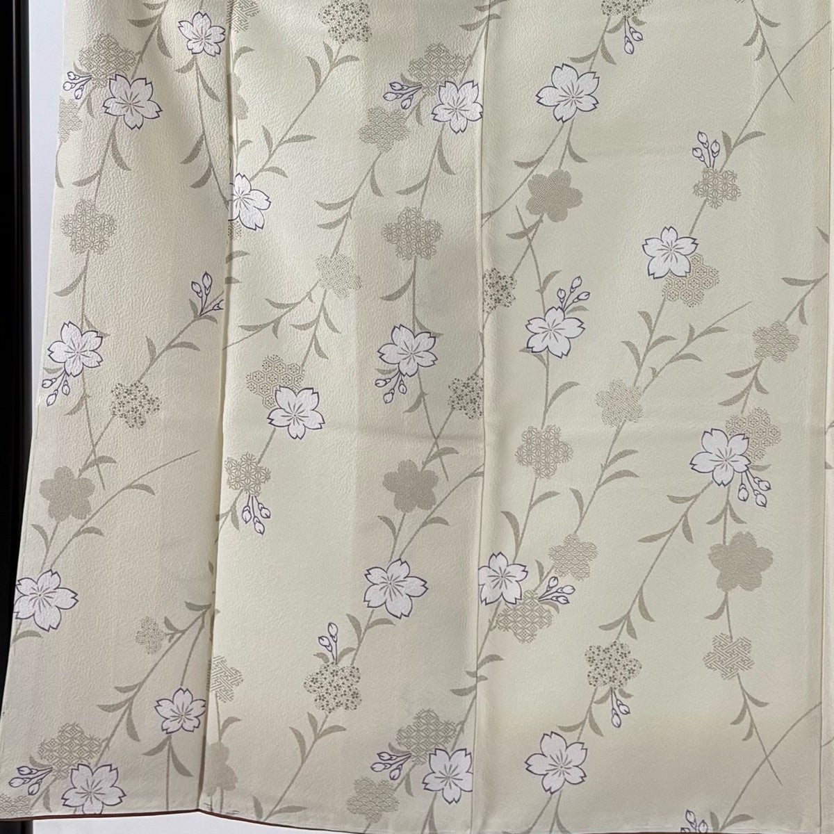 美品】 小紋 身丈153cm 裄丈65cm M 袷 やまと 枝垂れ桜 有職文様 縮緬