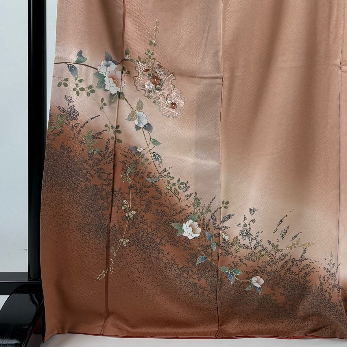 付下げ 身丈171cm 裄丈66cm M 袷 椿 雪輪 刺繍 金彩 ピンクベージュ