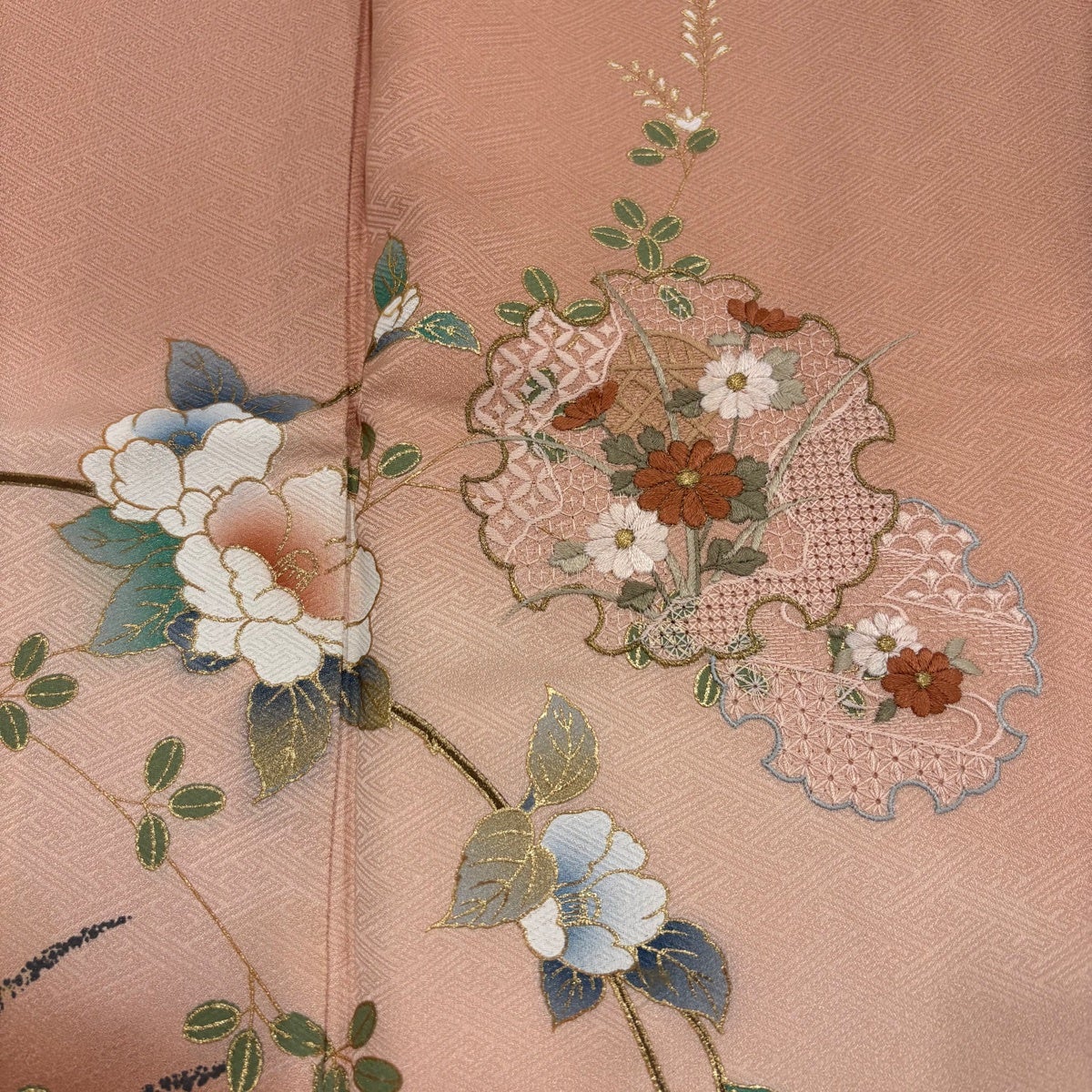 付下げ 身丈171cm 裄丈66cm M 袷 椿 雪輪 刺繍 金彩 ピンクベージュ
