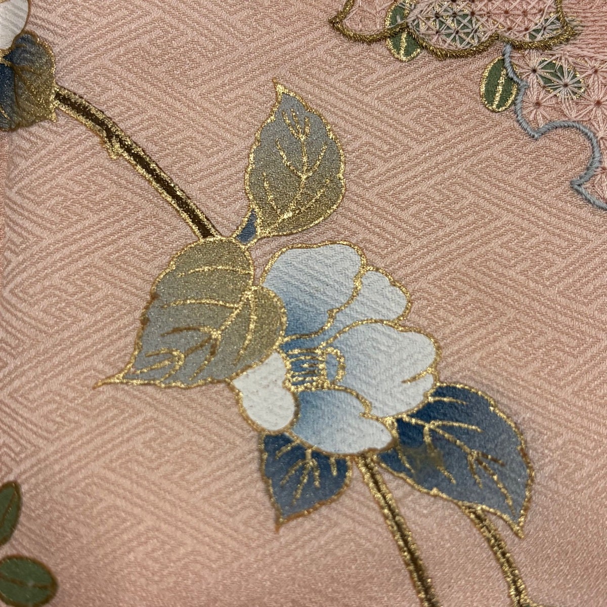 付下げ 身丈171cm 裄丈66cm M 袷 椿 雪輪 刺繍 金彩 ピンクベージュ