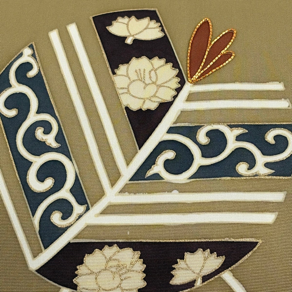 美品】 名古屋帯 秀品 花 幾何学 金彩 金糸 薄黄土色 正絹｜中古・古着