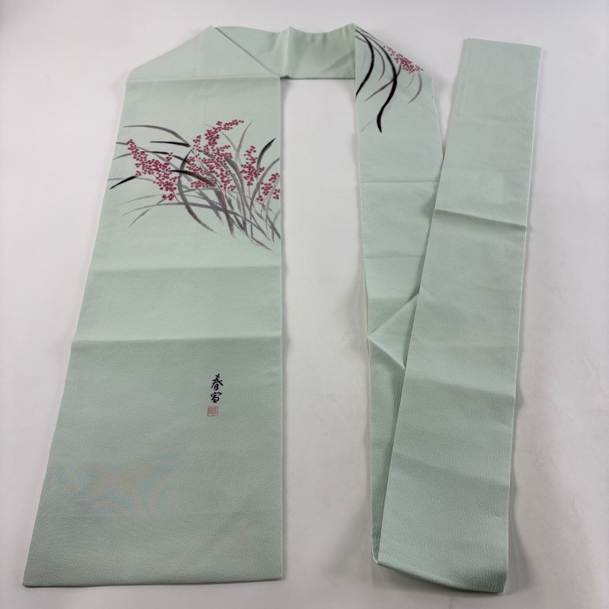 美品】 名古屋帯 秀品 落款あり 山科春宣 草花 金彩 縮緬 薄緑 正絹