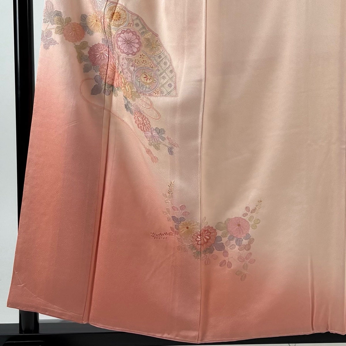 付下げ 身丈157cm 裄丈64.5cm M 袷 扇 菊 刺繍 ぼかし ピンク 正絹 秀