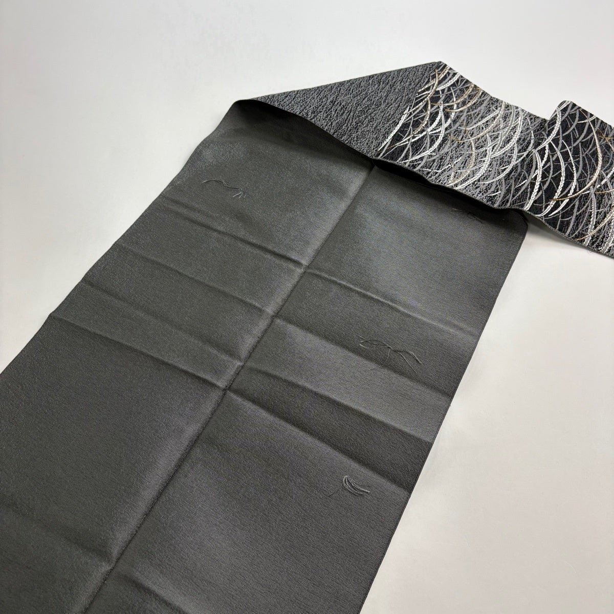 名古屋帯 秀品 八寸名古屋帯 松葉仕立て 芝 箔 黒灰 正絹｜中古・古着