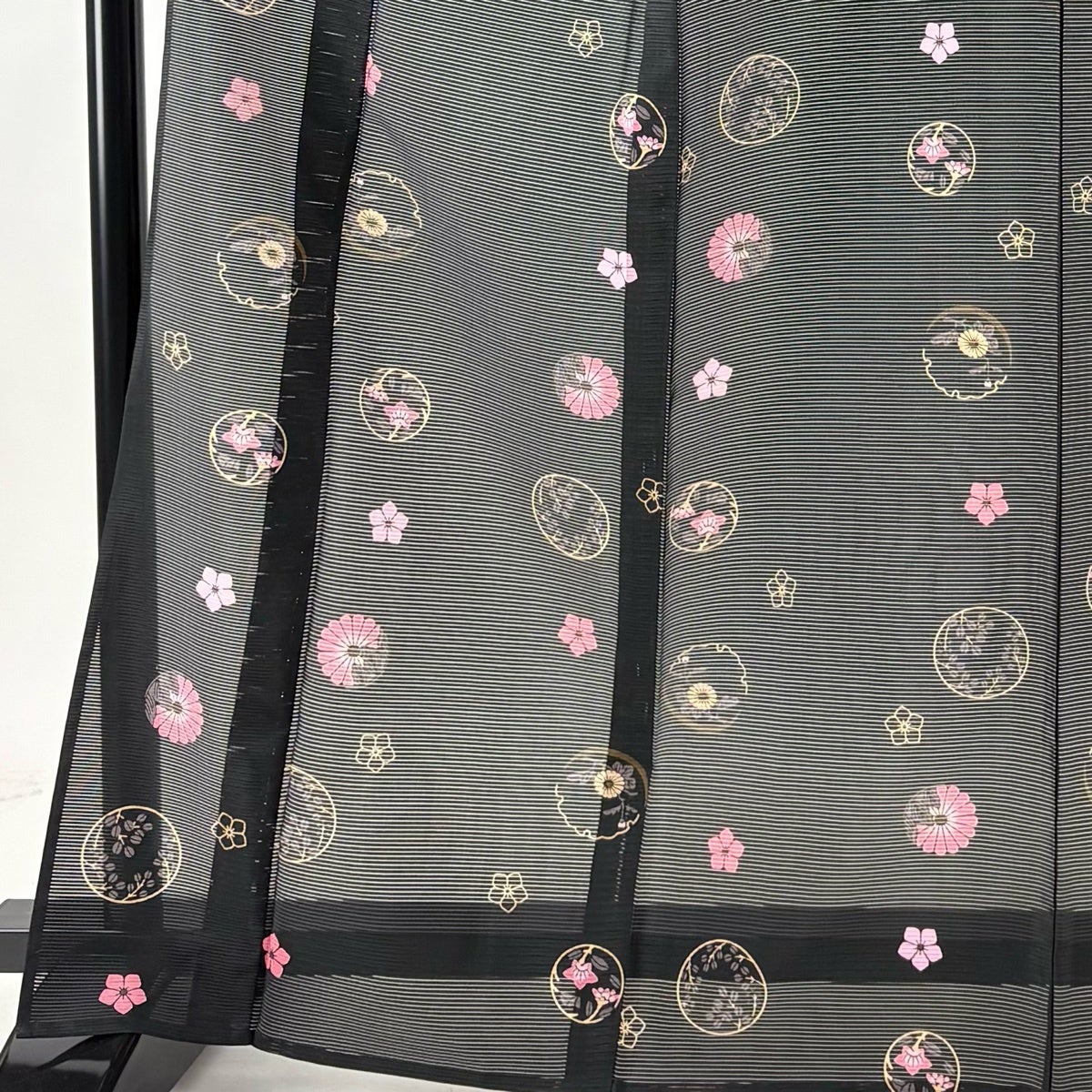 美品】 小紋 身丈166cm 裄丈65.5cm M 薄物 絽 洗える着物 菊 桜 黒