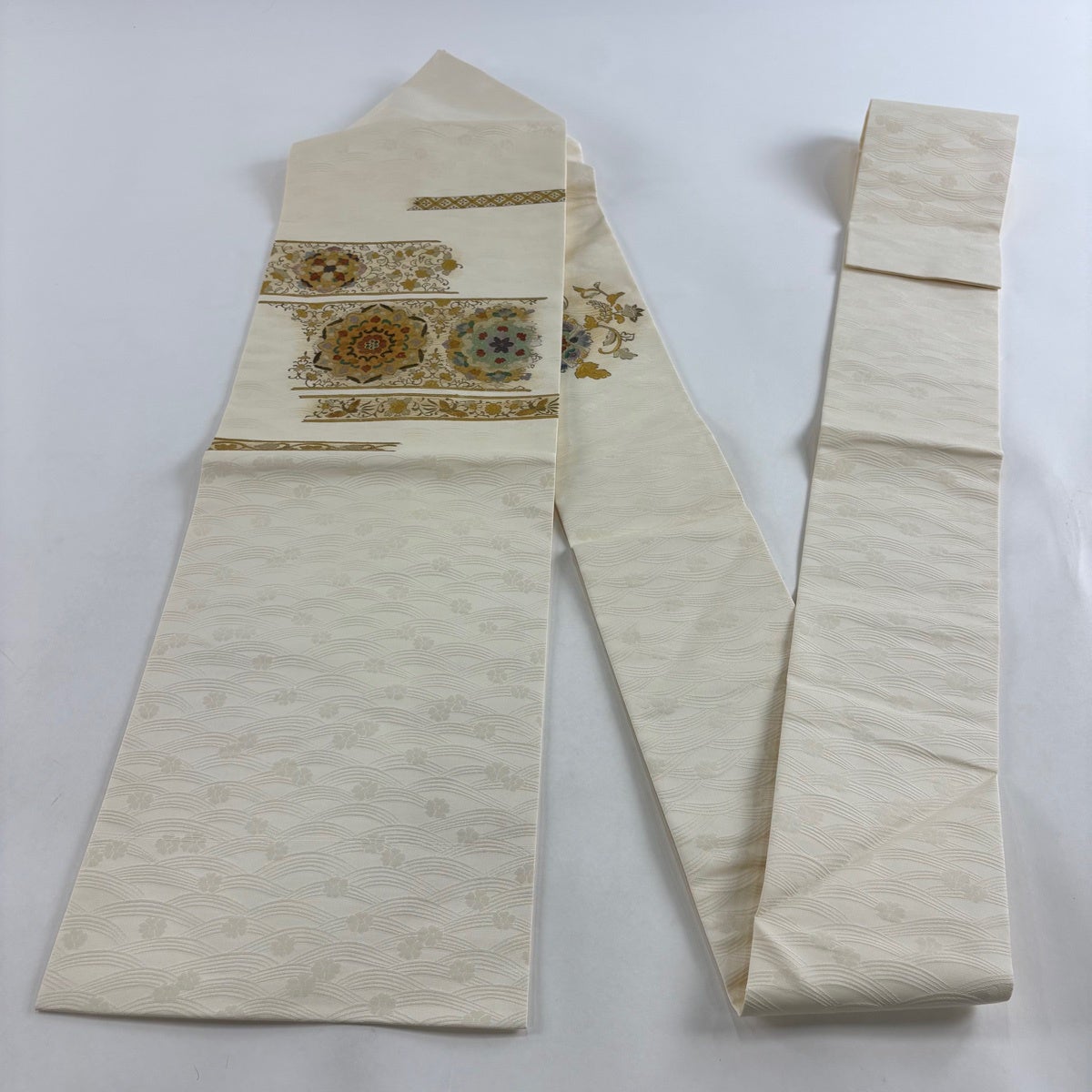 ムガシルク 金彩花唐草ライトベージュ全通柄 名古屋帯 (袋帯としても)極美品 名古屋帯 名品 華文 花唐草 螺鈿 金銀彩 ベージュ 正絹｜中古・古着