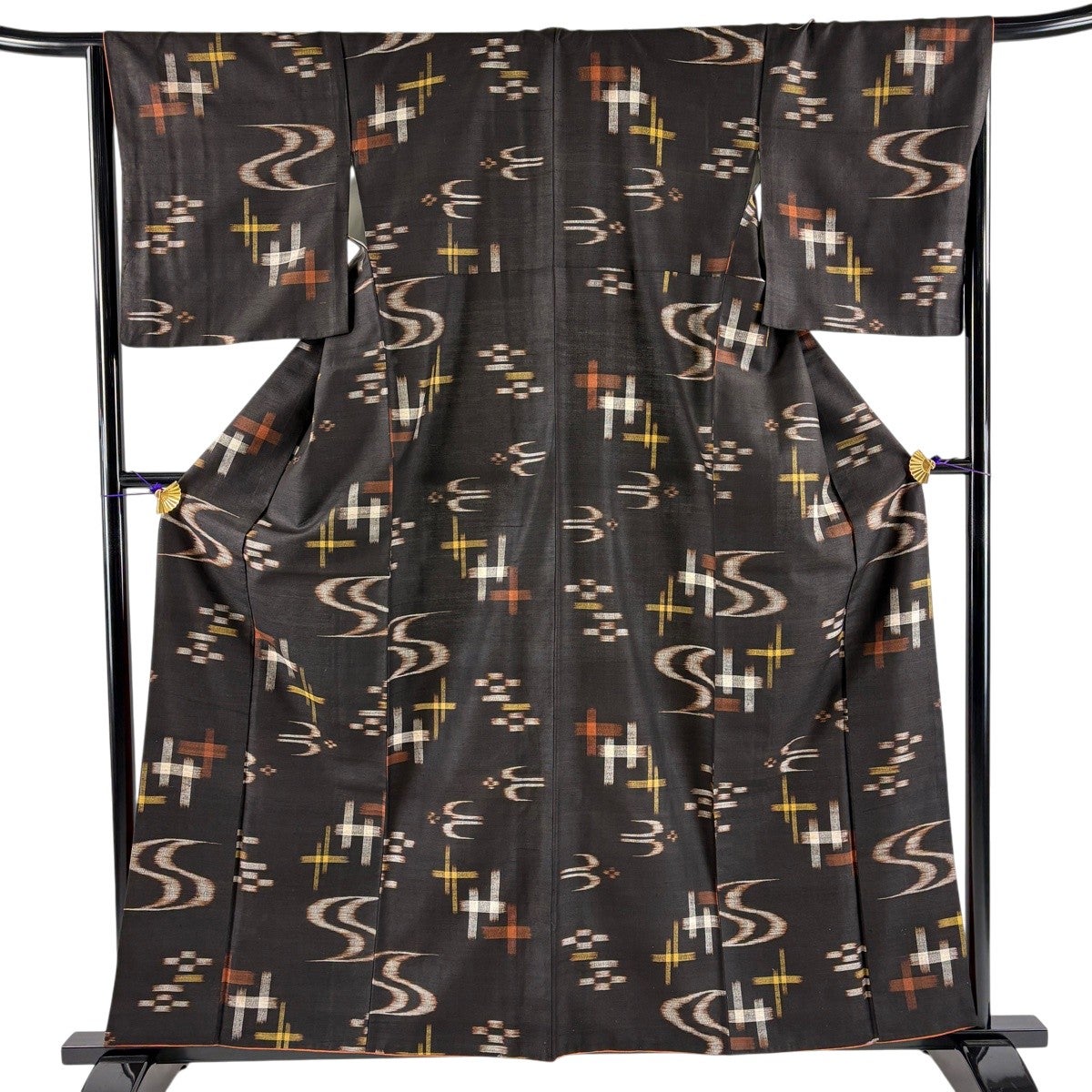美品 本場琉球紬 紬 単衣 薄茶色 身丈155cm 裄丈63cm ツバメ 正絹 美品】 紬 身丈159cm 裄丈66cm M 袷 燕 流水 焦茶色 正絹 名品｜中古