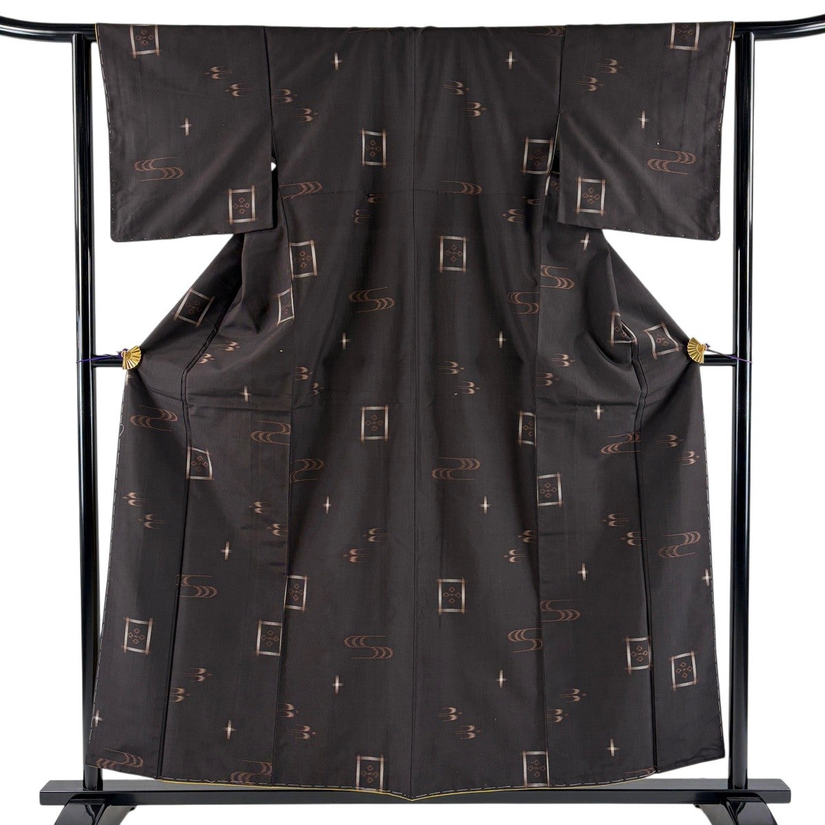 美品】 紬 身丈156.5cm 裄丈62cm S 袷 流水 燕 焦茶色 正絹 名品｜中古