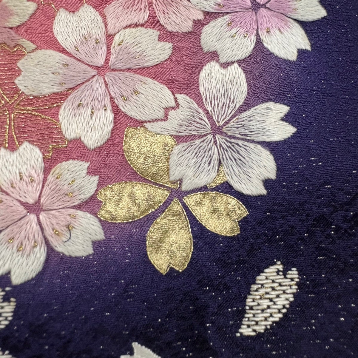 振袖 身丈156cm 裄丈65cm M 袷 やまと 桜 花びら 銀通し 刺繍 濃紫 振袖 身丈156cm 裄丈65cm M 袷 やまと 桜 花びら 銀通し 刺繍 濃紫