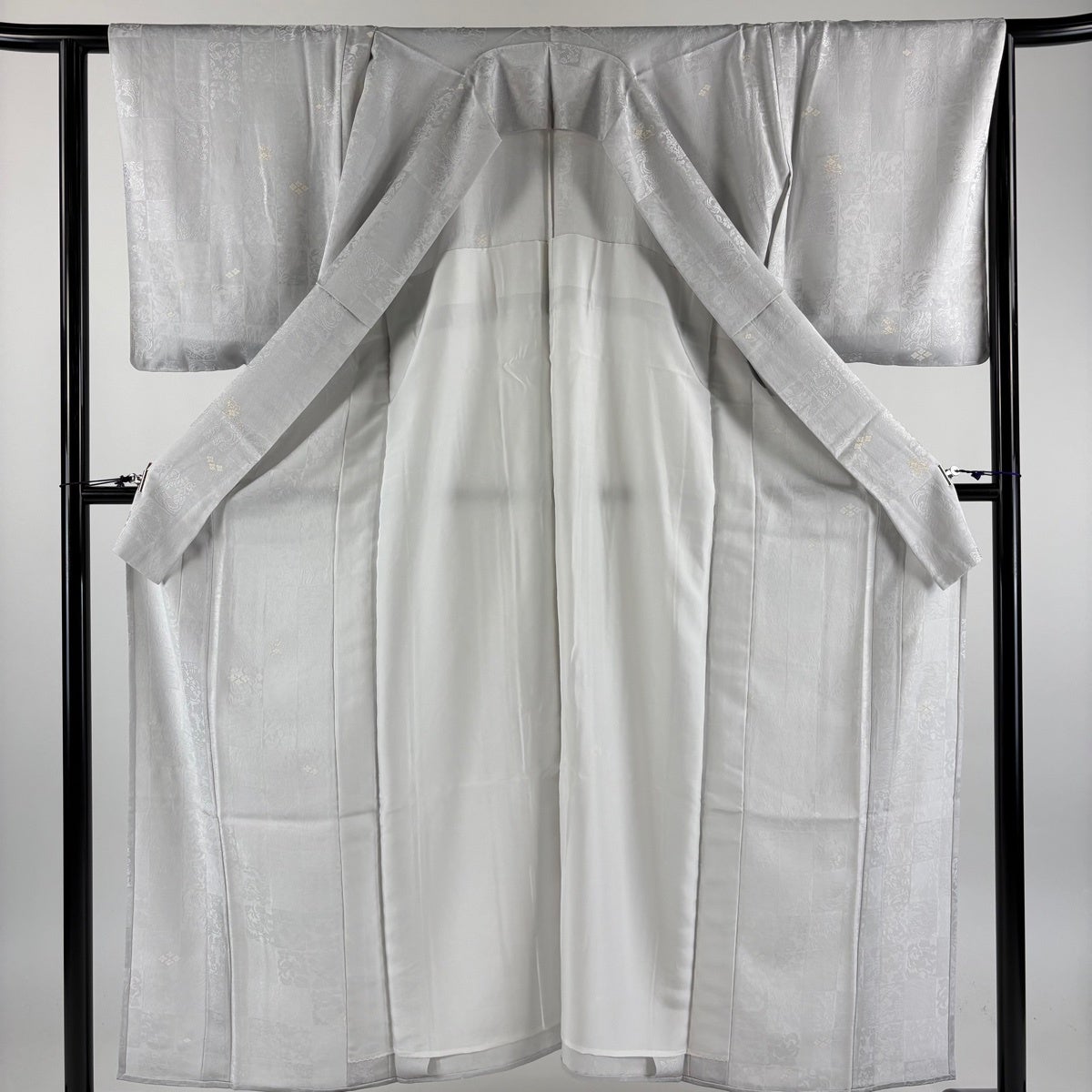 小紋 身丈154cm 裄丈64.5cm 正絹 名品 【中古】 小紋 身丈154cm 裄丈64.5cm M 単衣 花菱 地紋 金彩 灰色 正絹 秀品