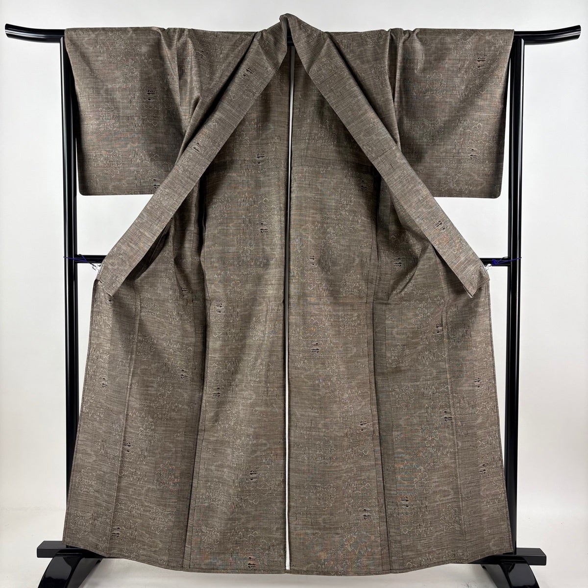 美品】 紬 身丈162cm 裄丈66cm M 単衣 建物 樹木 灰茶 正絹 秀品｜中古