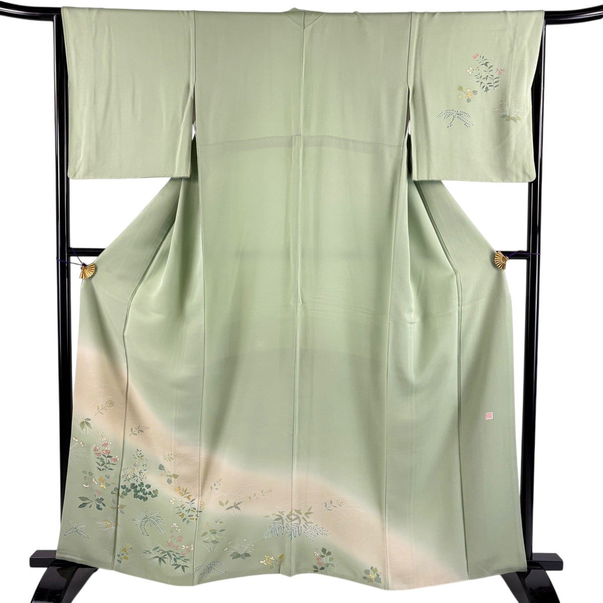 付下げ 身丈161cm 裄丈66.5cm M 袷 落款あり 草花 金糸 金彩 薄緑 正絹