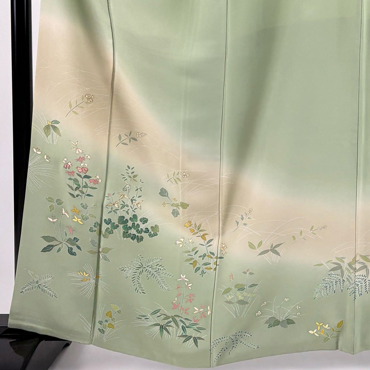 付下げ 身丈161cm 裄丈66.5cm M 袷 落款あり 草花 金糸 金彩 薄緑 正絹