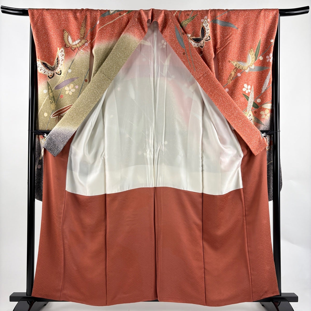 【新品未使用・仕立上・正絹】振袖－３＜さが美・耐油水加工済＞丈１５８㎝　裄６５㎝ 振袖 身丈158cm 裄丈66.5cm M 袷 蝶 笹 金糸 金彩 茜色 正絹 秀品