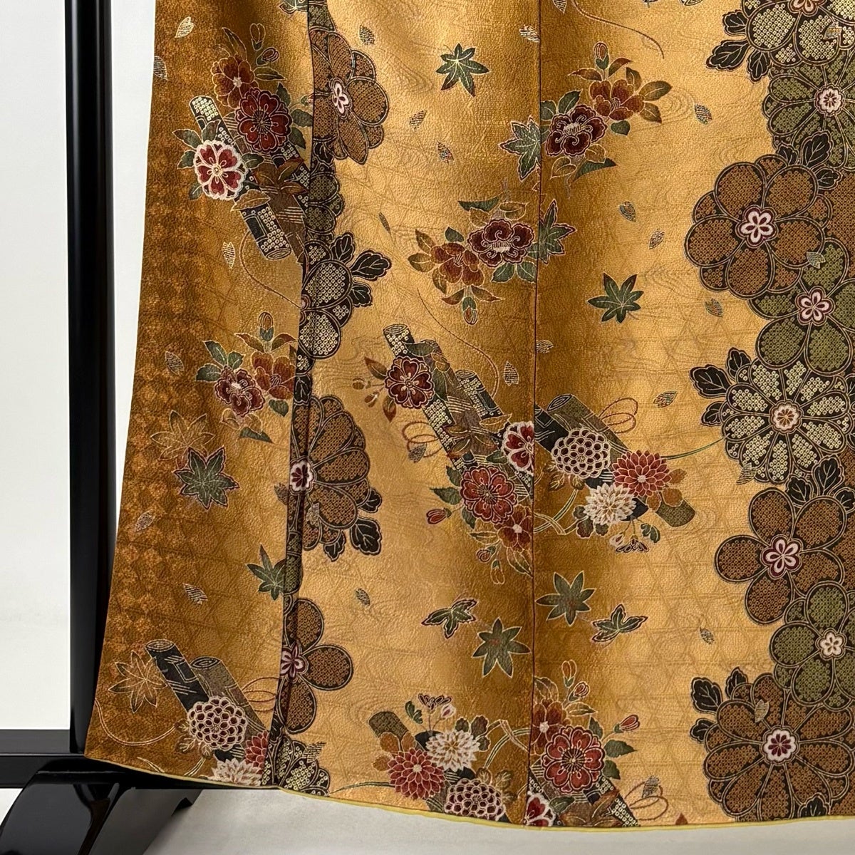 小紋 着物 黄金糸 水柿色 黄金色 身丈160cm 裄65cm M A843-4 着物衿 コート リサイクル 黄金糸 正絹 先染め コーラルオレンジ 梅