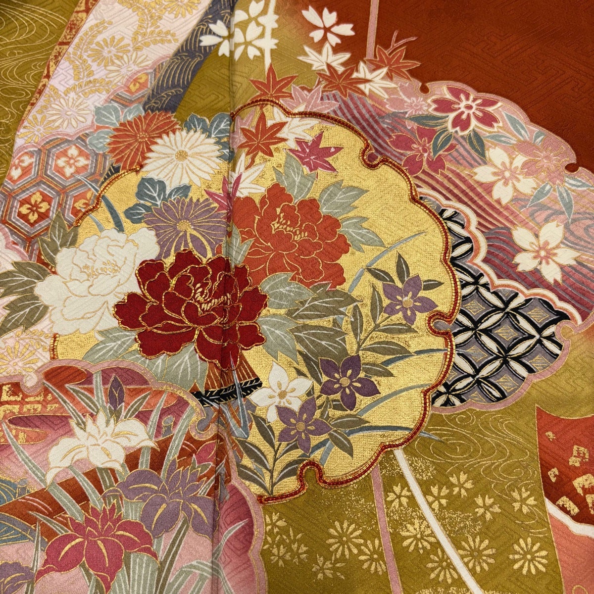【美品】 振袖 身丈160.5cm 裄丈62cm 正絹 秀品 【中古】 振袖 身丈160.5cm 裄丈62cm S 袷 熨斗 草花 金糸 金彩 赤茶 正絹 秀品