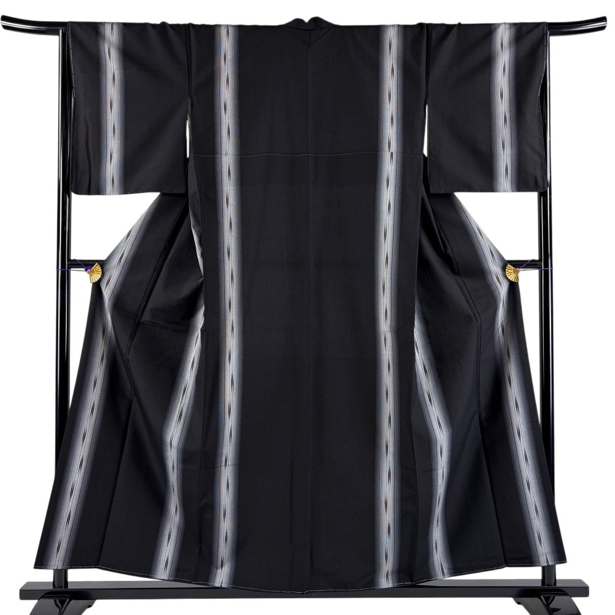 美品】 紬 身丈156.5cm 裄丈67cm M 袷 矢羽根 黒 正絹 秀品｜中古