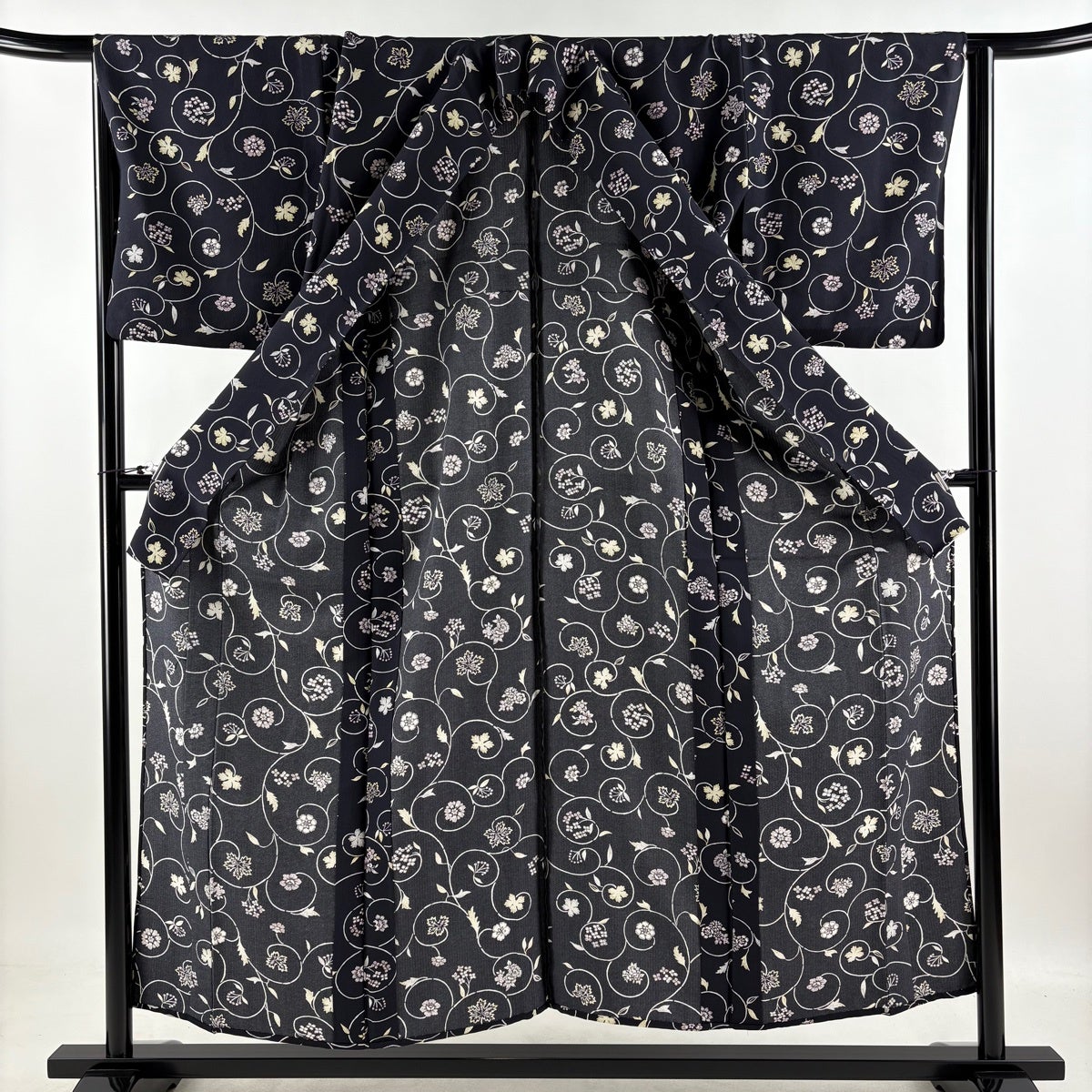 美品】 小紋 身丈153cm 裄丈65.5cm M 単衣 花唐草 紺色 正絹 秀品