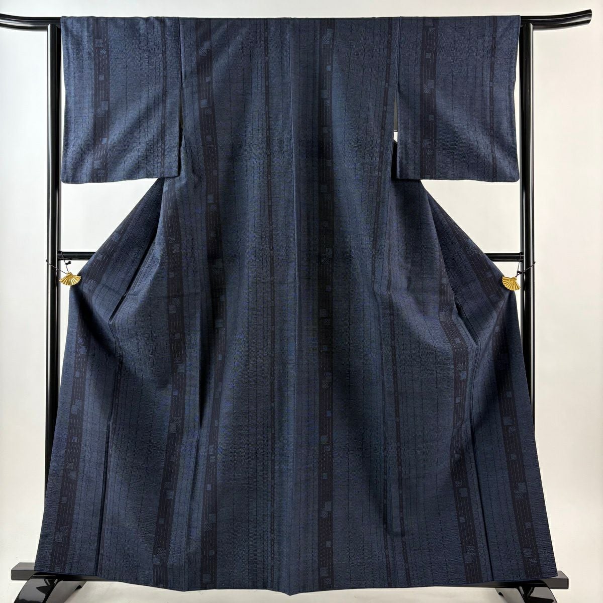 【美品】 紬 身丈161cm 裄丈62cm 正絹 秀品 【中古】 紬 身丈161cm 裄丈64.5cm M 袷 幾何学 灰白 正絹 秀品｜中古・古着