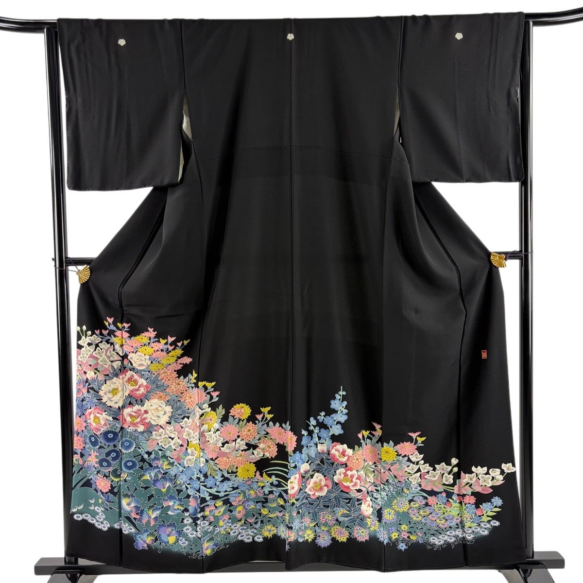 美品】 黒留袖 身丈163cm 裄丈65.5cm M 袷 落款あり 草花 ぼかし 黒