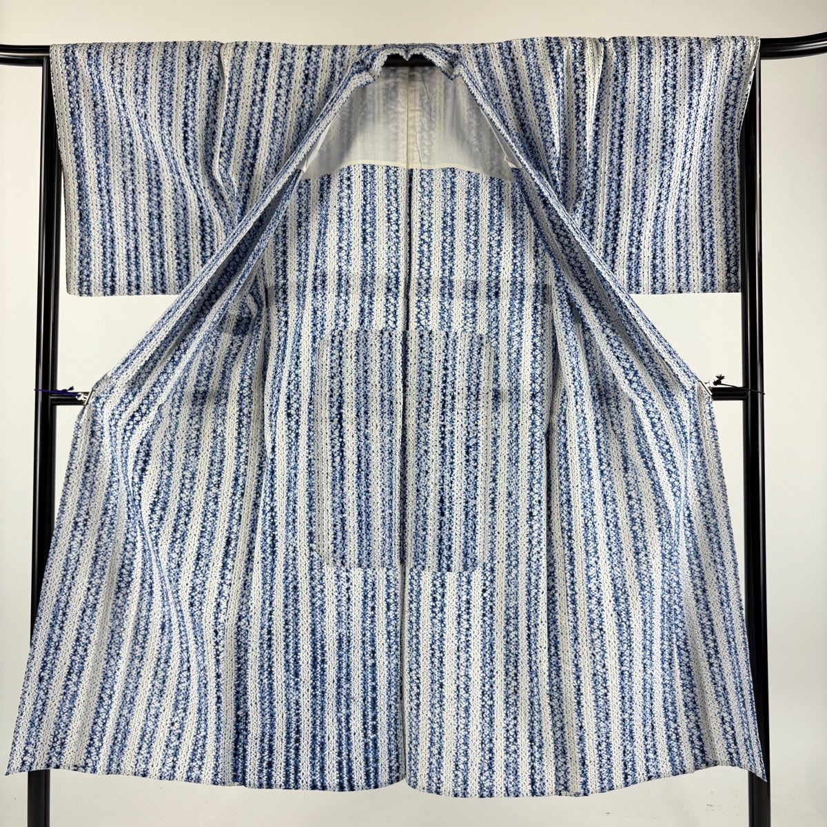 細かい絞りの浴衣・身丈160，裄丈65.5 浴衣 身丈141.5cm 裄丈68cm L 絞り浴衣 縞 幾何学 青 綿 名品｜中古
